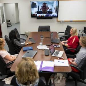 教授在会议室里通过skype给学生讲课